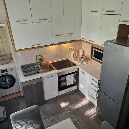 Mona *